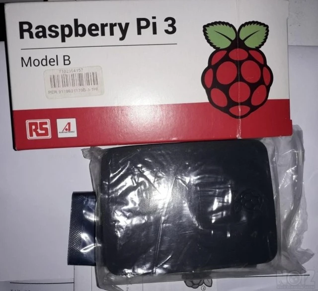 Raspberry Pi 3 Model B (cased)