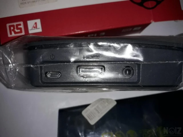 Raspberry Pi 3 Model B (cased)