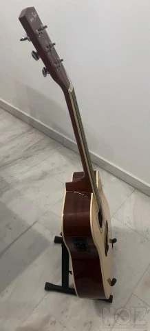 Κιθάρα με νέες χορδές 85Ε