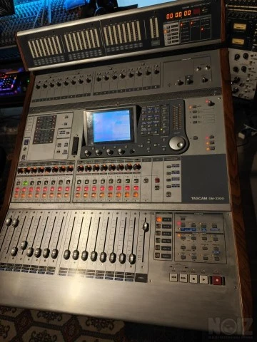 TASCAM DM-3200  - Digital Mixing Console