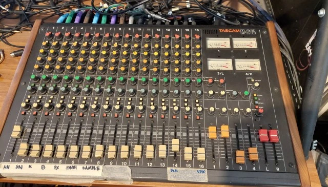 Κονσόλα TASCAM M-216