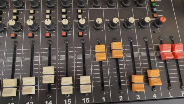Κονσόλα TASCAM M-216