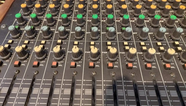 Κονσόλα TASCAM M-216