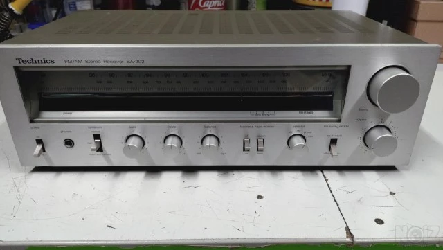 Technics SA-202 FM/AM STEREO RECEIVER