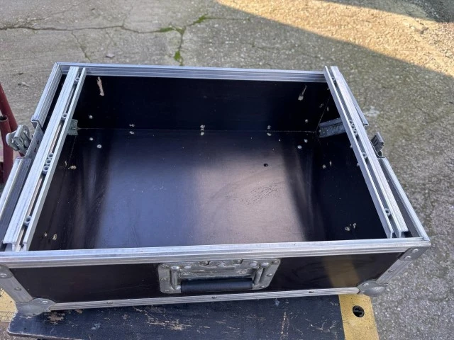 Flight case 8U όρθιο για