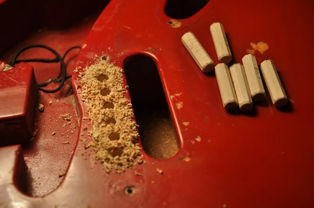 "Expert guitar repairs" Mimis service. 