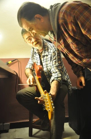 "Expert guitar repairs" Mimis service. 