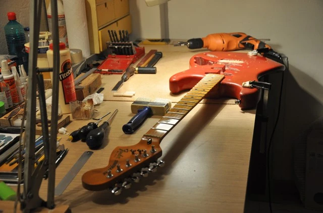 "Expert guitar repairs" Mimis service. 