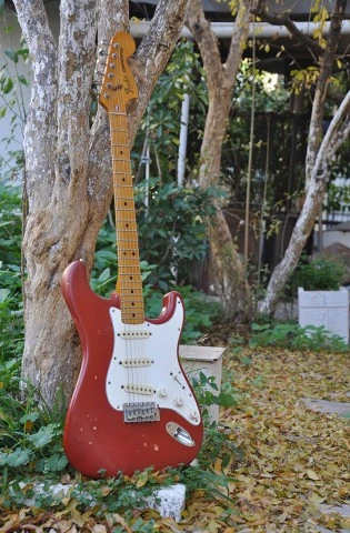 "Expert guitar repairs" Mimis service. 