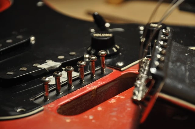 "Expert guitar repairs" Mimis service. 