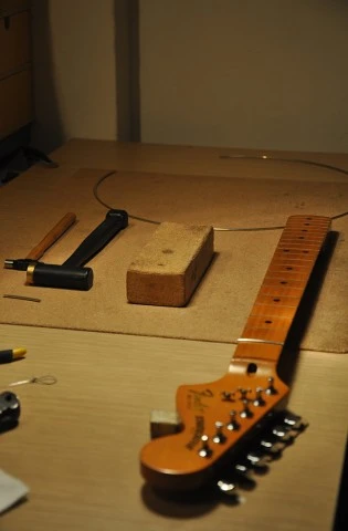 "Expert guitar repairs" Mimis service. 