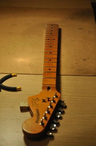 "Expert guitar repairs" Mimis service. 