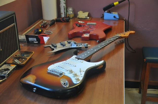 "Expert guitar repairs" Mimis service. 